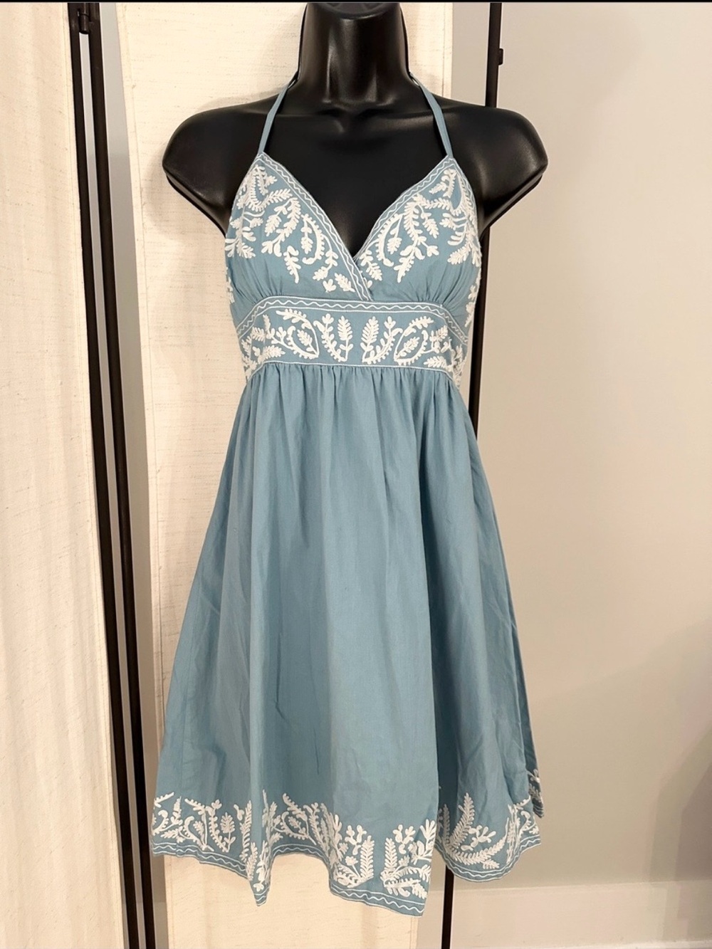 Forever 21 white embroidered blue sexy backless tie halter mini dress S